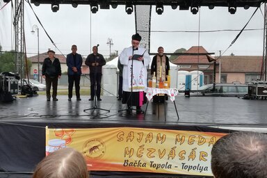 Ft. Szakály József topolyai plébános szentelte meg a mézet (Tóth Péter felvétele)