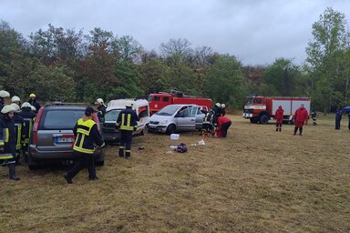 Az eső ellenére is felkeltette a gyerekek és a fiatalok figyelmét a baleset-szimuláció és a lángoló autó (Kádár Károly felvétele)