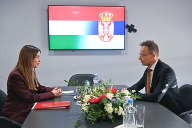 Adrijana Mesarović és Szijjártó Péter a tárgyalóasztalnál (Fotó MTI)