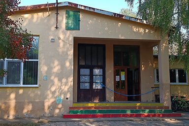 Az iskola régi szárnyát mindenki biztonsága érdekében lezárták (Gruik Zsuzsa felvétele)