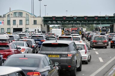 Utazók ezrei várják, hogy feledésbe merüljenek a magyar–szerb határon tapasztalható tumultusok (Molnár Edvárd felvétele)