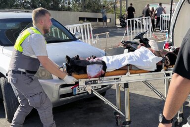 Egy súlyos sérülttel sietnek a bejrúti al-Zahraa kórházba (Fotó: AP via Beta)