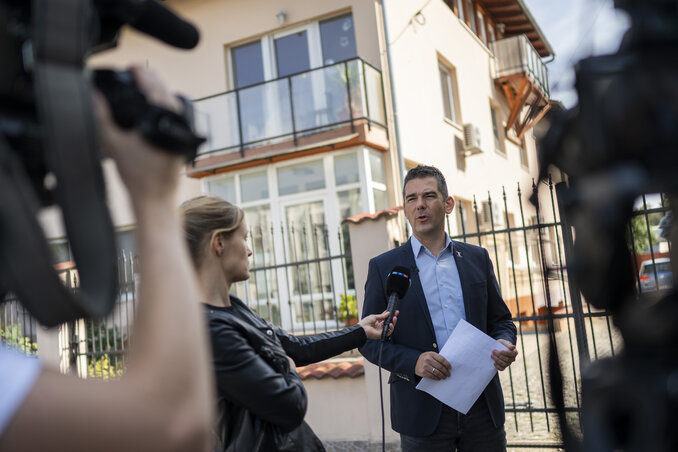 A budapesti média emberei elmentek a BAC Consulting Kft. Szőnyi út 33/A alatt található székhelyére, ahol kiderült, nem ez a cég székhelye, a ház, ahova bejegyezték egy székhelyszolgáltató, ahova több másik céget is bejegyeztek. A felvételen Novák Előd országgyűlési képviselő, a Mi Hazánk Mozgalom alelnöke nyilatkozik a médiának (Fotó: AP via Beta) A budapesti média emberei elmentek a BAC Consulting Kft. Szőnyi út 33/A alatt található székhelyére, ahol kiderült, nem ez a cég székhelye, a ház, ahova bejegyezték egy székhelyszolgáltató, ahova több másik céget is bejegyeztek. A felvételen Novák Előd országgyűlési képviselő, a Mi Hazánk Mozgalom alelnöke nyilatkozik a médiának (Fotó: AP via Beta)