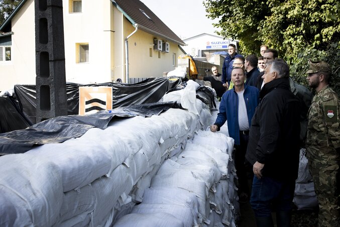Orbán Viktor Nagymaroson ellenőrizte az árvízvédelmi munkálatokat (MTI/Miniszterelnöki Sajtóiroda/Fischer Zoltán) Orbán Viktor Nagymaroson ellenőrizte az árvízvédelmi munkálatokat (MTI/Miniszterelnöki Sajtóiroda/Fischer Zoltán)
