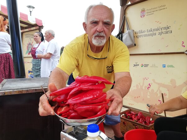 Szállt a pörkölt paprika és a padlizsán illata Topolya főterén az Ajvár-baj vívó karaván alkalmából (Tóth Péter felvétele) Szállt a pörkölt paprika és a padlizsán illata Topolya főterén az Ajvár-baj vívó karaván alkalmából (Tóth Péter felvétele)