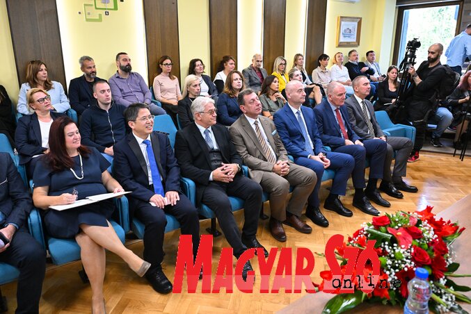 A laboratóriumban zajló kutatásokat tíz szerb és tíz kínai szakemberből álló akadémiai bizottság vezeti majd (Fotó: Tóth D. Lívia) A laboratóriumban zajló kutatásokat tíz szerb és tíz kínai szakemberből álló akadémiai bizottság vezeti majd (Fotó: Tóth D. Lívia)