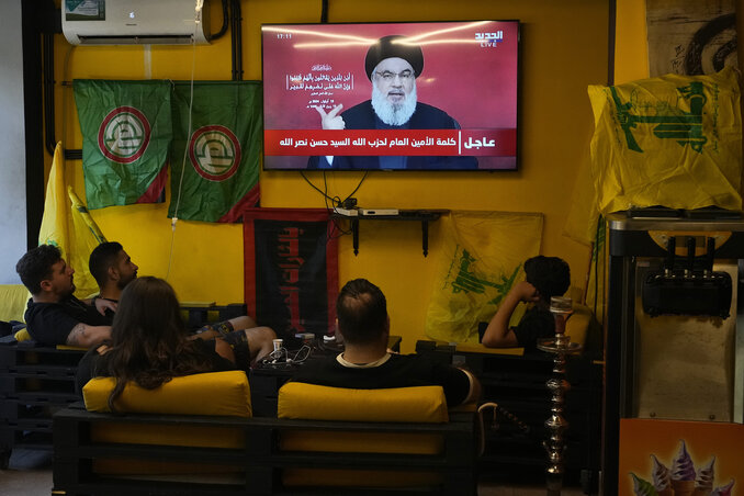 Hasszan Naszrallah, Hezbollah-vezető beszédét hallgatják egy bejrúti kávéházban (Fotó: AP via Beta) Hasszan Naszrallah, Hezbollah-vezető beszédét hallgatják egy bejrúti kávéházban (Fotó: AP via Beta)