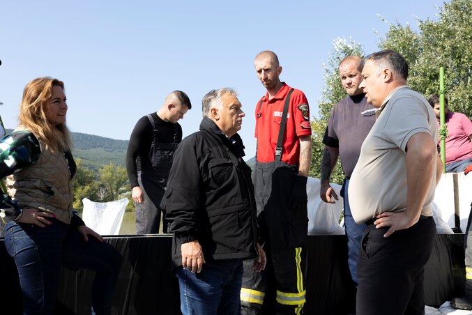 Orbán Viktor árvízvédelmi irányító munkája keretében terepi ellenőrzést tart (Fotó: MTI/Miniszterelnöki Sajtóiroda/Fischer Zoltán) Orbán Viktor árvízvédelmi irányító munkája keretében terepi ellenőrzést tart (Fotó: MTI/Miniszterelnöki Sajtóiroda/Fischer Zoltán)