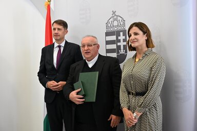 Dr. Pásztor Bálint, Palatinus István és Csallóközi Eszter a díjátadó megható pillanatiban (Molnár Edvárd felvétele)