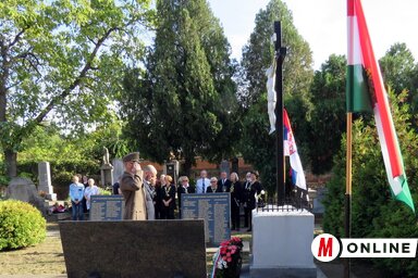 Az anyaország képviselői koszorúznak (Fotó: Kecskés István)