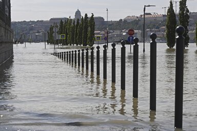 Az áradó Duna Budapesten, az Idősebb Antall József rakpartnál (Fotó: MTI/Lakatos Péter)