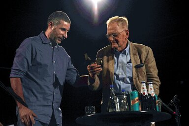 Vanja Hovan, az Újvidéki Filmfesztivál igazgatója átadja a díjat Szabó Istvánnak (Dávid Csilla felvétele)