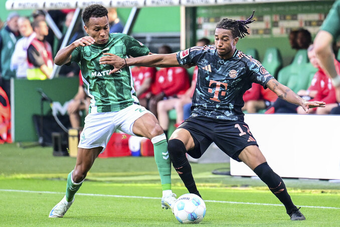 Felix Agu próbálja megállítani Michael Olisét Felix Agu próbálja megállítani Michael Olisét