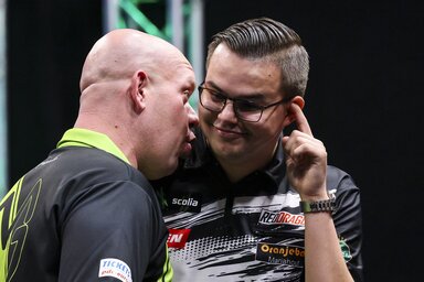 A döntő két résztvevője, Michael van Gerwen és Gian van Veen (Fotó: MTI)