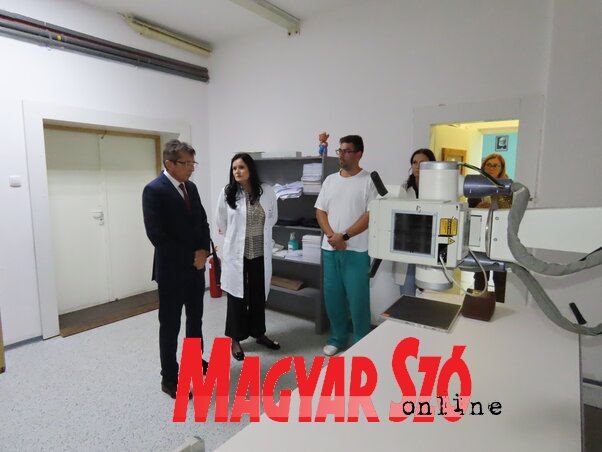 Dr. Milan Popov megtekintette az adai egészségházat (Fotó: Csincsik Zsolt felvétele) Dr. Milan Popov megtekintette az adai egészségházat (Fotó: Csincsik Zsolt felvétele)