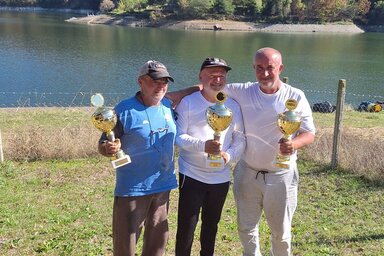 Kiskároly Róbert az országos bajnoki címet jelentő serleggel és díjazott versenytársaival (Facebook)