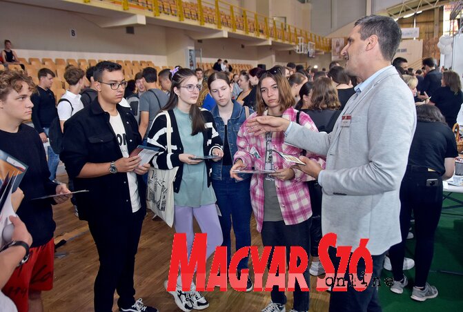 Az expóra 10 településről és 25 középiskolából érkeztek középiskolás diákok/Fotó: Gergely Árpád Az expóra 10 településről és 25 középiskolából érkeztek középiskolás diákok/Fotó: Gergely Árpád