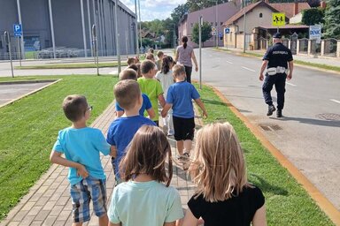 Topolya elsősei közlekedni tanulnak az iskolák környékén a Vöröskereszt és a közlekedési rendőrség közreműködésével (Budimmir Marić felvétele)