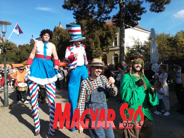 A narancssárga karaván felvonulását a nagykikindai Lane gyermekszínház színészei vezették (Vidács Hajnalka felvétele) A narancssárga karaván felvonulását a nagykikindai Lane gyermekszínház színészei vezették (Vidács Hajnalka felvétele)