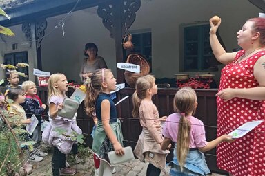 A kiállítást látva és Sihelnik Ágnes meséjén keresztül a gyerekek átélhették az egykori vásári hangulatot (Turi Orsolya felvétele)