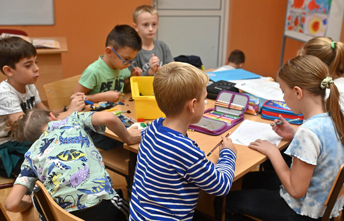 A játék és a munka egyszerre kap helyet a napközi asztalán (Fotó: Ótos András) A játék és a munka egyszerre kap helyet a napközi asztalán (Fotó: Ótos András)