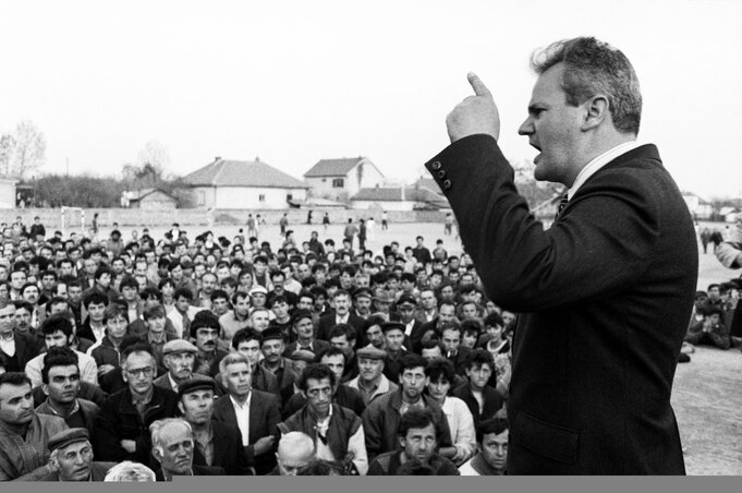 Slobodan Milošević és fenyegető mozdulata 1987-ben Kosovo Poljén (Szabó Imre felvétele) Slobodan Milošević és fenyegető mozdulata 1987-ben Kosovo Poljén (Szabó Imre felvétele)