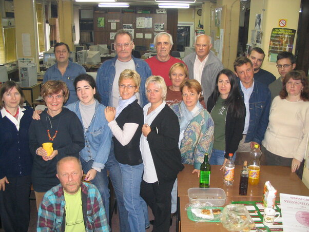 Szántó Mártát búcsúztatja a szerkesztőség 2004-ben. Felső sor: Gyarmati József, Németh Zoltán, Kollárs István, Góbor Béla, Szeli Balázs és Pressburger Csaba. Alsó sor: Nagy Magdolna, Szántó Márta, Tóth Elvira, Ökrös Edit, Kovljenić Lídia. Középső sor: Orosz Klára, Varjú Márta, Apró Anikó, Varga Attila és Bujdosó Gizella. Lent ül: Csík Ferenc (Archív felvétel) Szántó Mártát búcsúztatja a szerkesztőség 2004-ben. Felső sor: Gyarmati József, Németh Zoltán, Kollárs István, Góbor Béla, Szeli Balázs és Pressburger Csaba. Alsó sor: Nagy Magdolna, Szántó Márta, Tóth Elvira, Ökrös Edit, Kovljenić Lídia. Középső sor: Orosz Klára, Varjú Márta, Apró Anikó, Varga Attila és Bujdosó Gizella. Lent ül: Csík Ferenc (Archív felvétel)