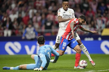 Ángel Correa (középen) Thibaut Courtois és Éder Militão között is áthámozta magát (Fotó: Beta/AP)