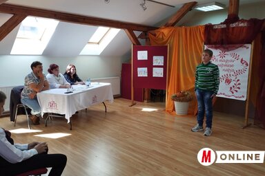 A mesemondó verseny az idén is népszerűnek bizonyult a községbeli általános iskolások körében (Fotó: Kancsár Izabella)