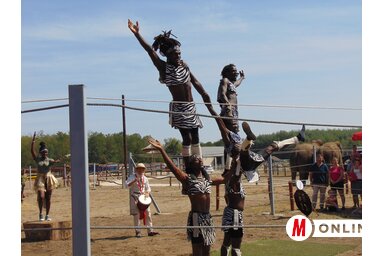A Richter Safari Park artistáinak műsora az elefánttréning előtt (Horváth Zsolt felvétele)