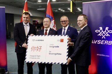 Alkalmi fényképezkedésen a tisztségviselők az első járat indulása előtt (Fotó: Tanjug)