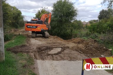 Munkagépekkel dolgoznak a Vásár utcában a Krivaja folyó feletti új híd megépítésén (Tóth Péter felvétele)