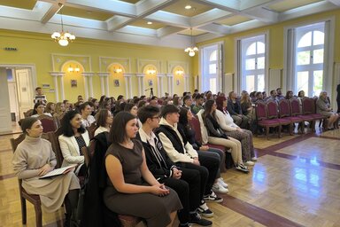Megtelt az MTTK díszterme elsőéves hallgatókkal (Dér Dianna felvétele)