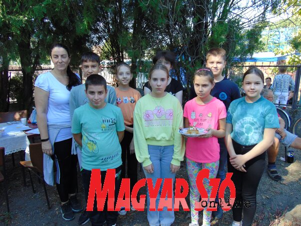 A magyarcsernyei és a tóbai iskolások Gavrić Jelena földrajztanárnő kíséretében érkeztek (Vidács Hajnalka felvétele) A magyarcsernyei és a tóbai iskolások Gavrić Jelena földrajztanárnő kíséretében érkeztek (Vidács Hajnalka felvétele)