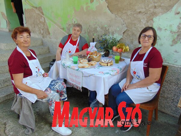 A magyarcsernyei Nőszervezet és kézimunkaszakkör tagjai is főztek szármát (Vidács Hajnalka felvétele) A magyarcsernyei Nőszervezet és kézimunkaszakkör tagjai is főztek szármát (Vidács Hajnalka felvétele)