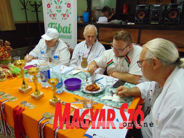 A zsűri kóstolt, majd értékelt (Vidács Hajnalka felvétele) A zsűri kóstolt, majd értékelt (Vidács Hajnalka felvétele)