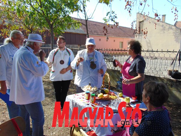 Pálinkamustrán a zsűri (Vidács Hajnalka felvétele) Pálinkamustrán a zsűri (Vidács Hajnalka felvétele)