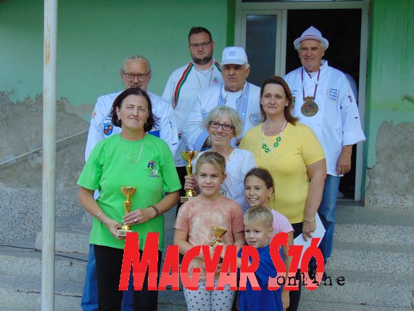 Csoportképen a zsűri mellett a legfinomabb szárma készítői: Farkas Éva (Torda), Hilda Damjanov (Muzslya) és a Petőfi Sándor Általános Iskola diákjai (Vidács Hajnalka felvétele) Csoportképen a zsűri mellett a legfinomabb szárma készítői: Farkas Éva (Torda), Hilda Damjanov (Muzslya) és a Petőfi Sándor Általános Iskola diákjai (Vidács Hajnalka felvétele)
