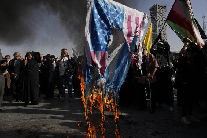A Hasszan Naszrallah, Hezbollah-vezető emlékére szervezett teheráni emlékfelvonuláson hagyományosan izraeli és amerikai lobogókat égettek  (Fotó: AP via Beta )