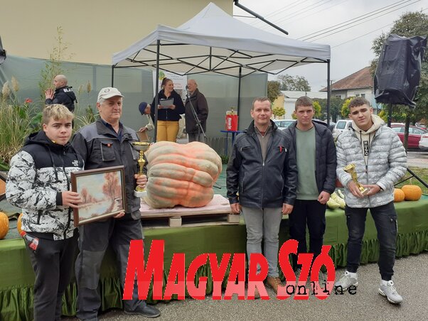 A Topolyai Mezőgazdasági Iskola diákjai tanáraikkal és a díjnyertes
óriástökkel (Fotó: Fúró Dénes felvétele) A Topolyai Mezőgazdasági Iskola diákjai tanáraikkal és a díjnyertes
óriástökkel (Fotó: Fúró Dénes felvétele)