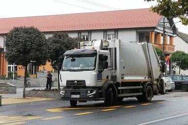 Hulladékgyűjtő teherautót kapott a közvállalat (Tóth Péter felvétele)