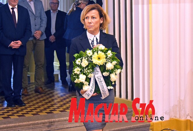 Burány Hajnalka polgármester Zenta község nevében koszorúzott (Gergely Árpád felvétele) Burány Hajnalka polgármester Zenta község nevében koszorúzott (Gergely Árpád felvétele)