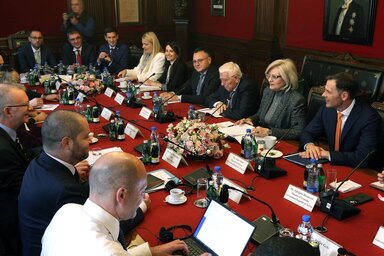 Az IMF-küldöttség és Szerbia delegációjának plenáris ülése a jegybank székházában (Fotó: Beta)