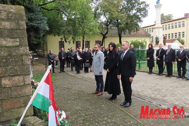 A VMSZ tisztségviselői megkoszorúzzák Damjanich János emlékművét Adán (Fotó: Csincsik Zsolt felvétele)