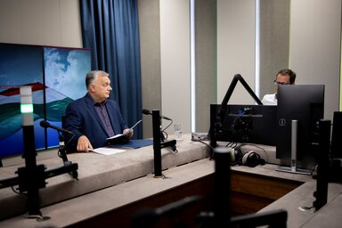 Orbán Viktor a Kossuth rádió stúdiójában (MTI)