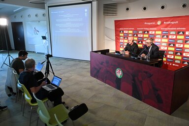 Marco Rossi szövetségi kapitány és Szabó Gergő sajtófőnök a telki edzőközpontban (Fotó: MTI)