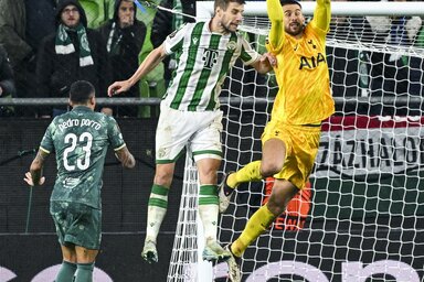 Guglielmo Vicariónak, a Tottenham kapusának volt dolga rendesen, a felvételen Varga Barnabás elől húzza le a labdát (Fotó: MTI)