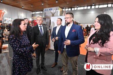 Nikola Lovrić, Fremond Árpád és Juhász Bálint elbeszélgetnek a kiállítókkal (Fotó: Ótos András)