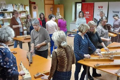 A citerázás alapjait Flamann István ismertette (Kancsár Izabella felvétele)