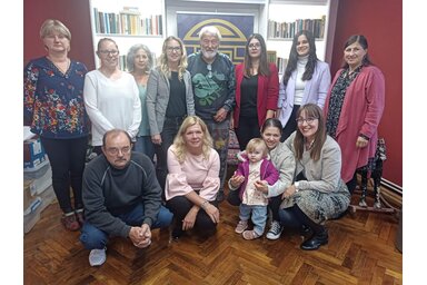 A régi ház című papírszínházi projektum alkotói (Kazinczy Paszterkó Diana felvétele)